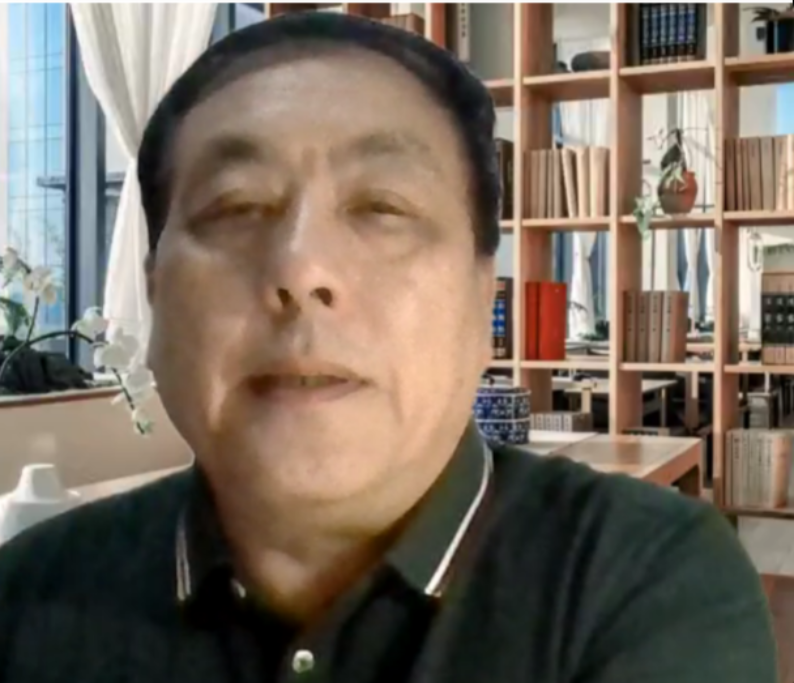 男人微笑的看着前面&#xA;&#xA;描述已自动生成