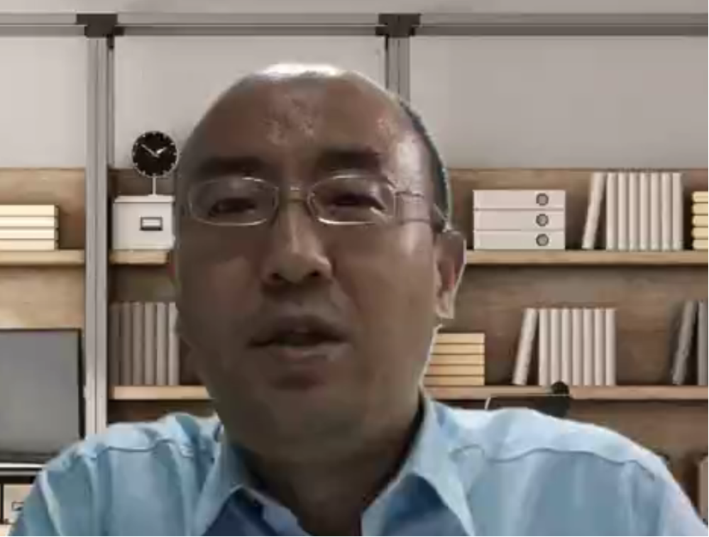 男人戴着眼镜&#xA;&#xA;描述已自动生成