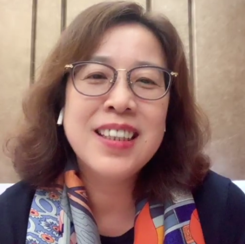 戴眼镜的女人在微笑&#xA;&#xA;描述已自动生成