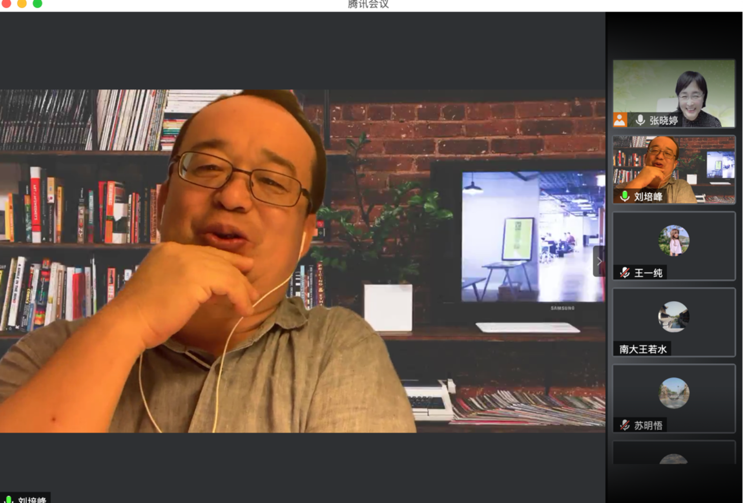 人在电视前&#xA;&#xA;描述已自动生成