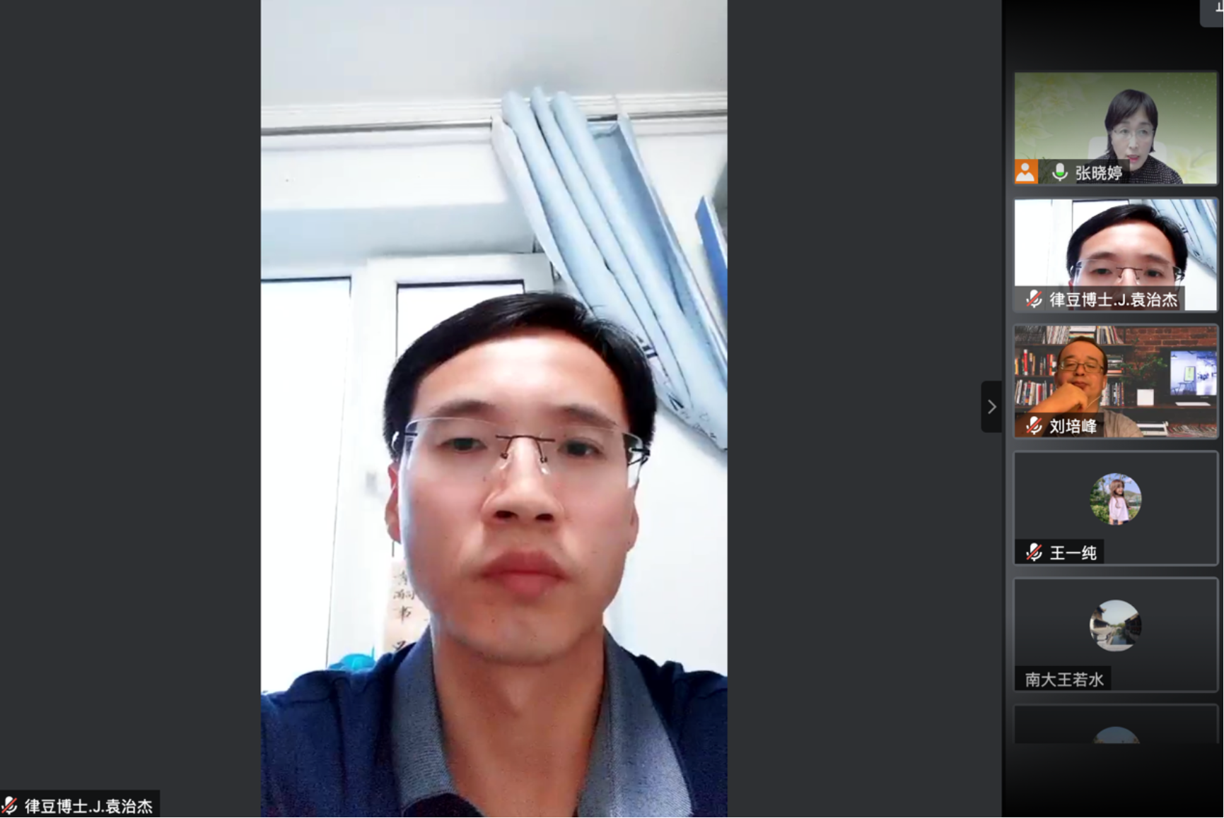 电视前的人&#xA;&#xA;描述已自动生成