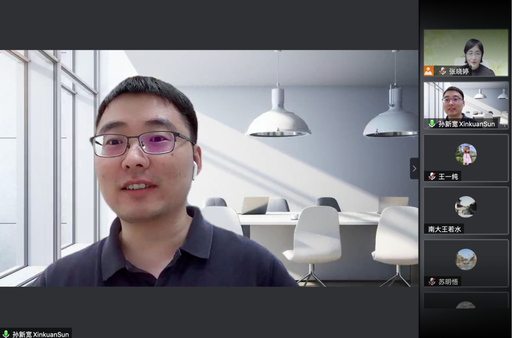 屏幕上的人&#xA;&#xA;描述已自动生成